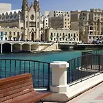Cosy Apartment Steps To St George\'S Bay