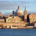 Cosy Apartment Steps To St George\'S Bay